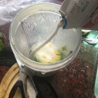 喷香的牛油果奶昔做法图解2)