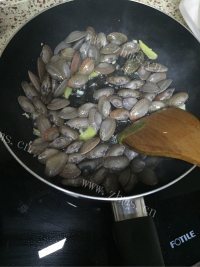 美味的姜葱炒花甲做法图解3)