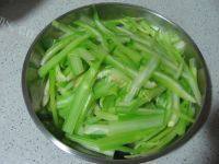 家常菜芹菜炒五花肉做法图解8)