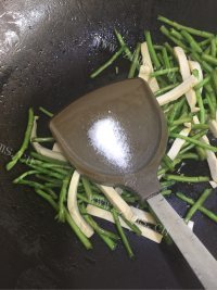 家常菜芦蒿炒香干做法图解5)
