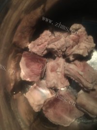香气浓郁的酸菜排骨做法图解2)