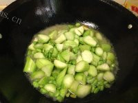 家常菜丝瓜炒毛豆做法图解6)
