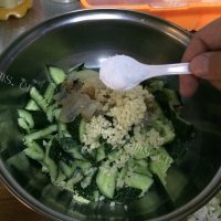简单的海蜇拌黄瓜做法图解5)