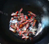 家常菜腊肉炒荷兰豆做法图解6)