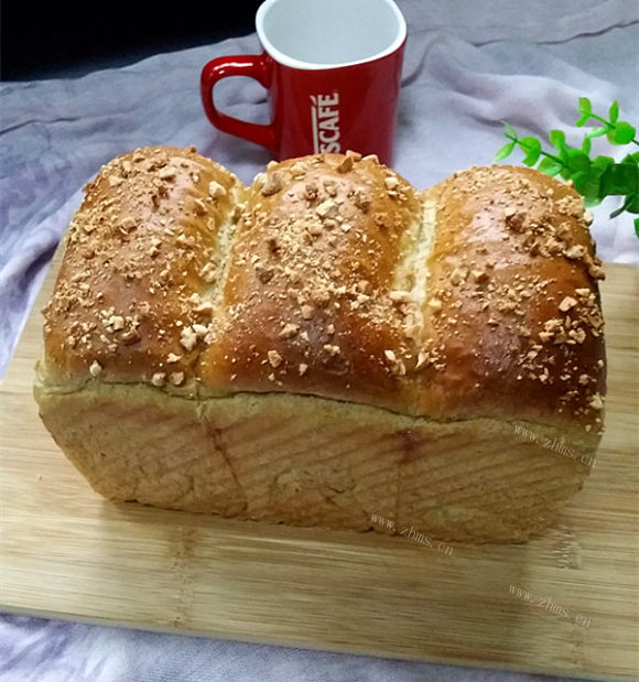 风味独特的苋菜汁炼乳腰果吐司