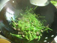 家常四季豆炒肉做法图解7)
