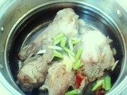 口感饱满的炖大骨做法图解5)