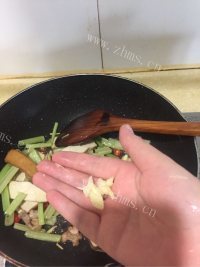 香喷喷的西芹炒豆干做法图解8)