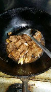 家常菜豆角土豆炖排骨做法图解7)