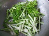 软嫩的芹菜肉丝做法图解1)