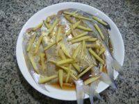 绿色食物清蒸鲳鱼做法图解6)