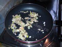口感饱满的虾皮炒饭做法图解3)