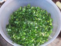 韭菜鸡蛋虾仁煎饺做法图解2)