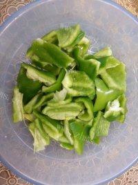 简易的菜椒炒肉做法图解2)