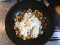 清淡的三色椒鸡丁蛋炒饭做法图解8)