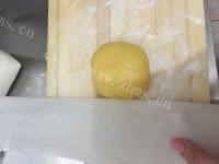 诱人的蛋黄饼干做法图解7)