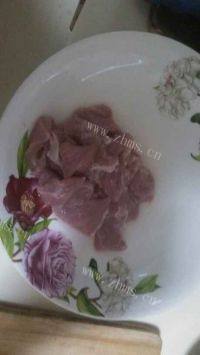 家常菜蒜苔炒肉做法图解2)