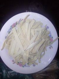 家常菜清炒豆腐皮做法图解1)