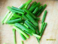 诱人的芹菜炒肉丝做法图解6)