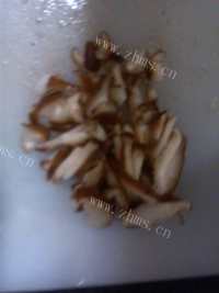 美味的青菜炒香菇做法图解2)