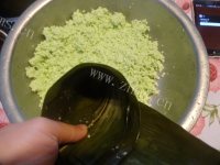 美味的绿西米蜜枣粽做法图解5)