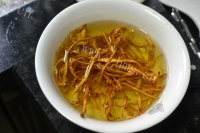 美味的虫草花炖骨汤做法图解2)