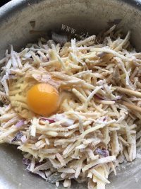 自制香煎土豆饼做法图解3)