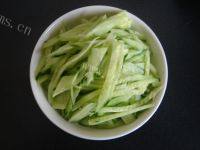 清爽的黄瓜拌豆皮做法图解3)