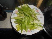 最爱的芹菜炒肉做法图解2)