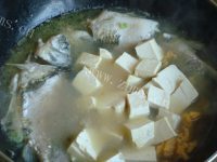 喷香的鲫鱼豆腐汤做法图解4)