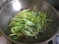 家常菜西芹炒肉片做法图解7)