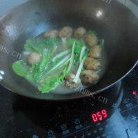 好喝的小白菜丸子汤做法图解6)