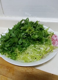自制苦菊煎蛋饼做法图解2)
