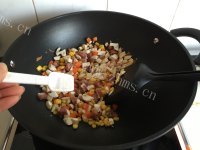 自制蘑菇香肠炒饭做法图解5)