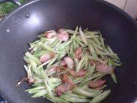 家常菜腊肉炒芹菜