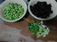好吃的毛豆炒黑木耳做法图解1)