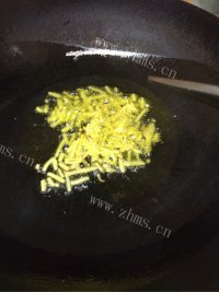 家常菜蒜薹炒肉做法图解3)
