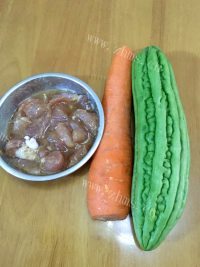 家常菜苦瓜瘦肉汤做法图解1)