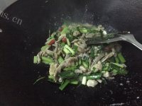 家常菜芹菜炒猪肚做法图解4)