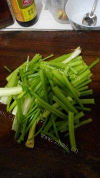 飘香四溢的芹菜炒腊肉做法图解3)