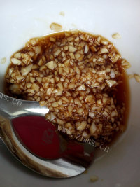 美味的蒜蓉虾做法图解6)