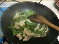 色香味浓的鱿鱼炒荷兰豆做法图解3)