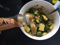 喷香的凉拌黄瓜做法图解6)