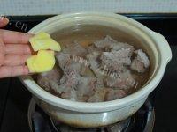 美味的胡萝卜玉米排骨汤做法图解5)