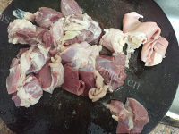 香喷喷的羊肉焖板栗做法图解2)