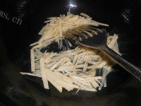 家常菜芹菜炒土豆做法图解6)