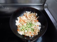 油而不腻的酱油炒饭做法图解6)