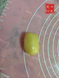 自制广式绿豆沙月饼做法图解15)