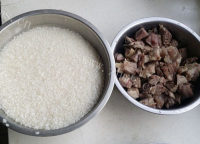色泽鲜亮的羊肉焖饭做法图解3)