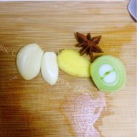美味的酱焖鲫鱼做法图解2)